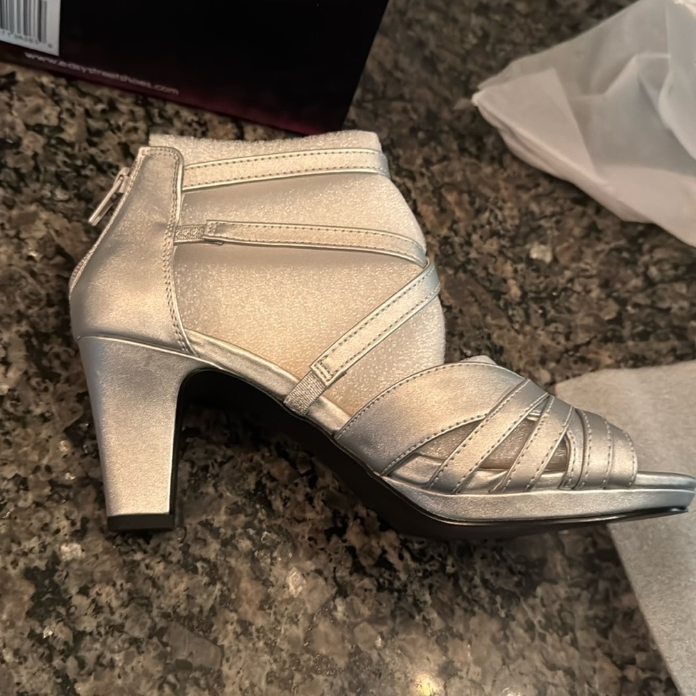 Easy Street silver satin Crissa heels NIB 6.5 - Picture 9 of 10